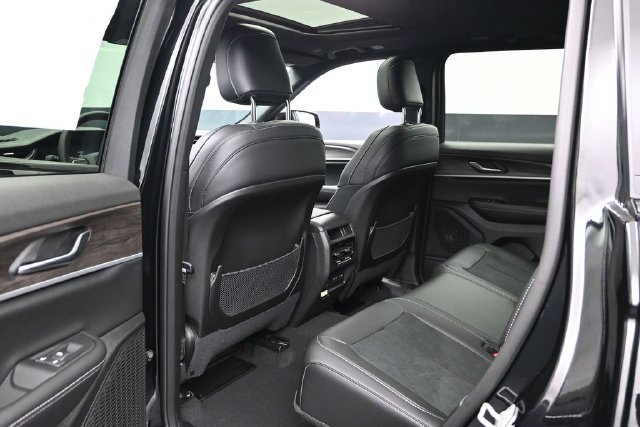 New 2026 Jeep Grand Cherokee Altitude AWD/4WD image 18