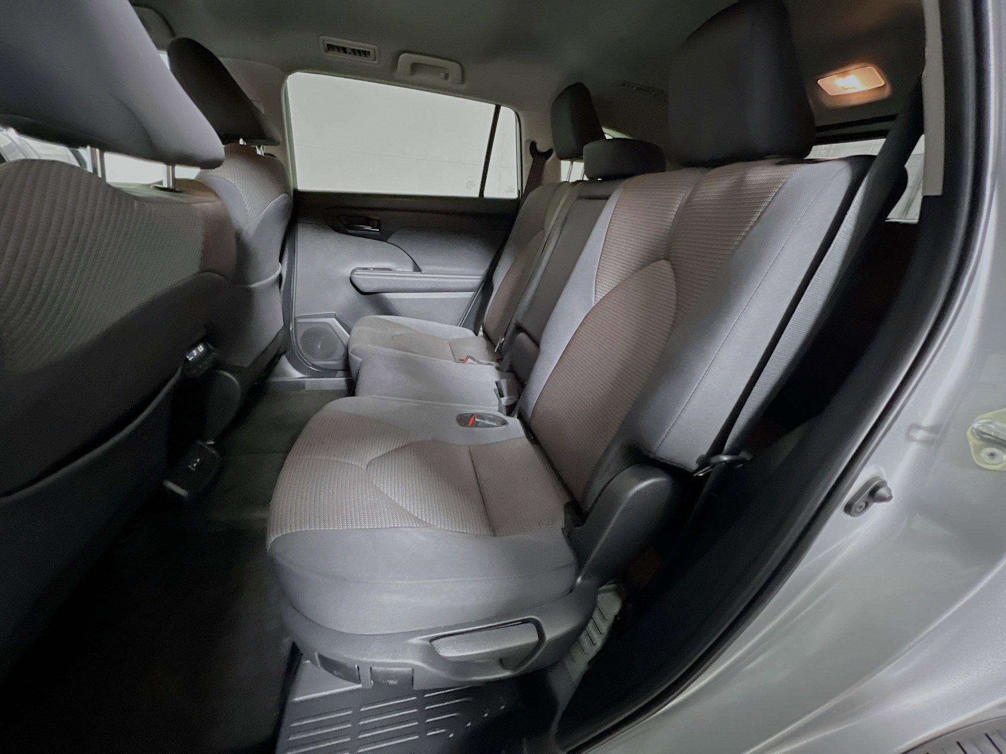 Used 2024 Toyota Highlander LE image 30