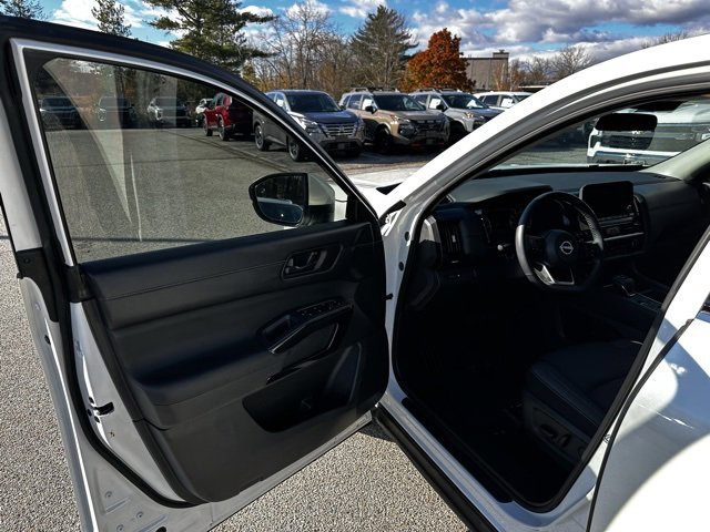 Used 2024 Nissan Pathfinder SV image 15