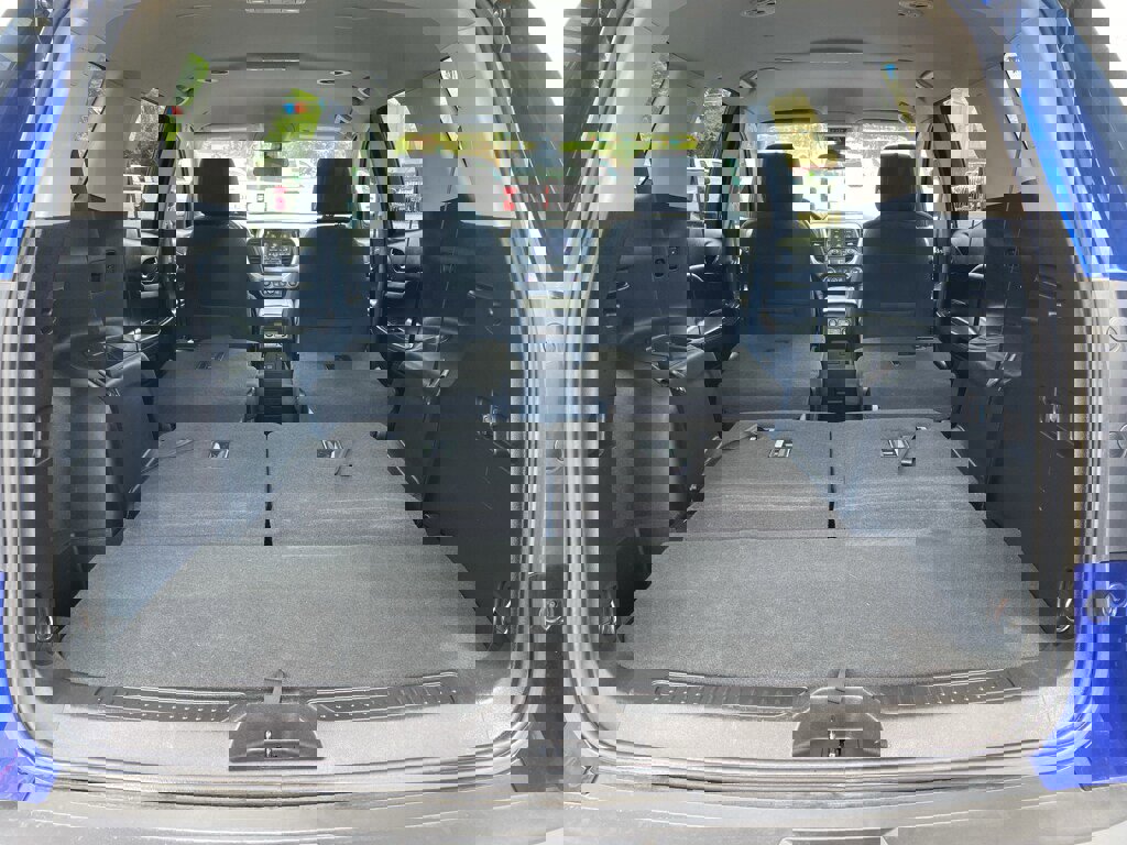 Used 2023 GMC Acadia SLE image 16