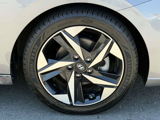 Used 2021 Hyundai Elantra Limited FWD image 10