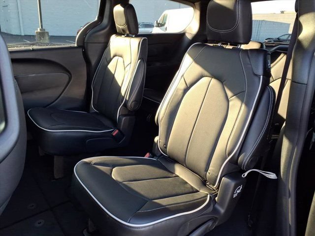 New 2026 Chrysler Pacifica Limited w/ S Appearance Package FWD image 14