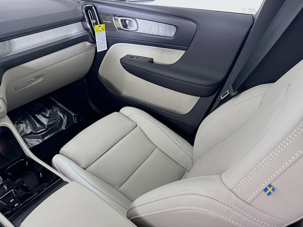 New 2026 Volvo XC40 B5 Plus w/ Climate Package image 25