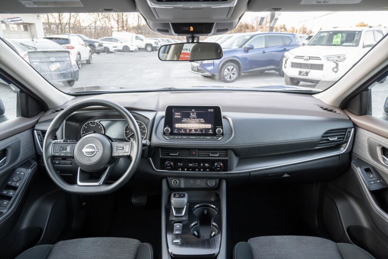 Used 2023 Nissan Rogue SV FWD image 2