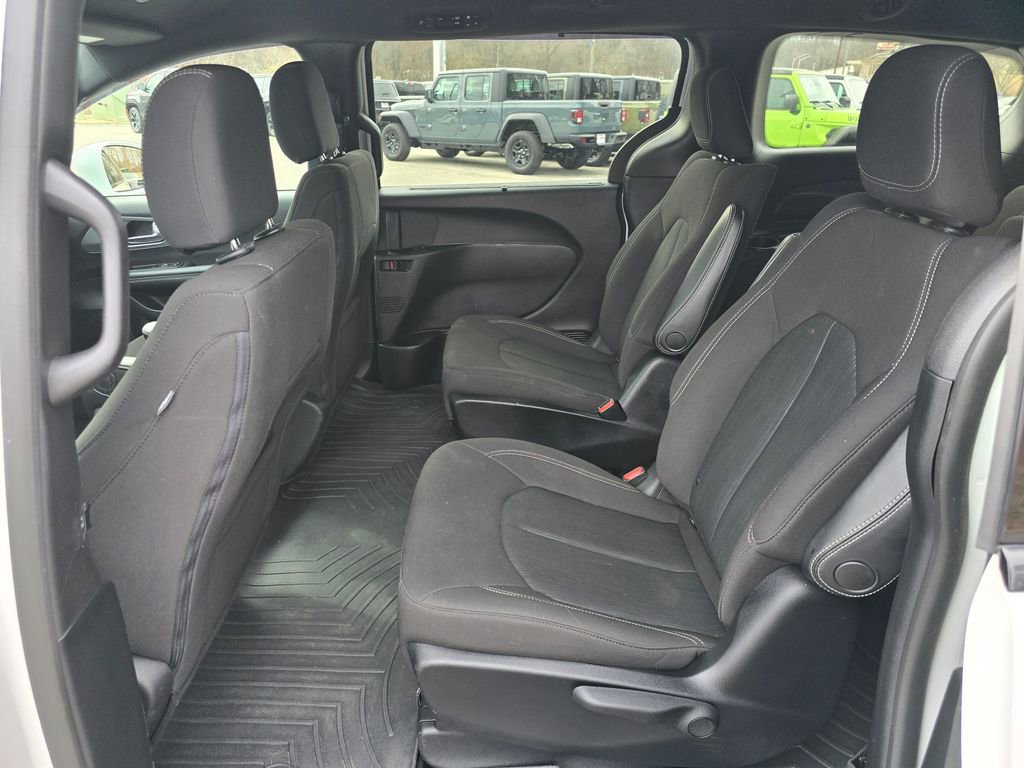 Used 2020 Chrysler Pacifica Touring w/ S Appearance Package image 10