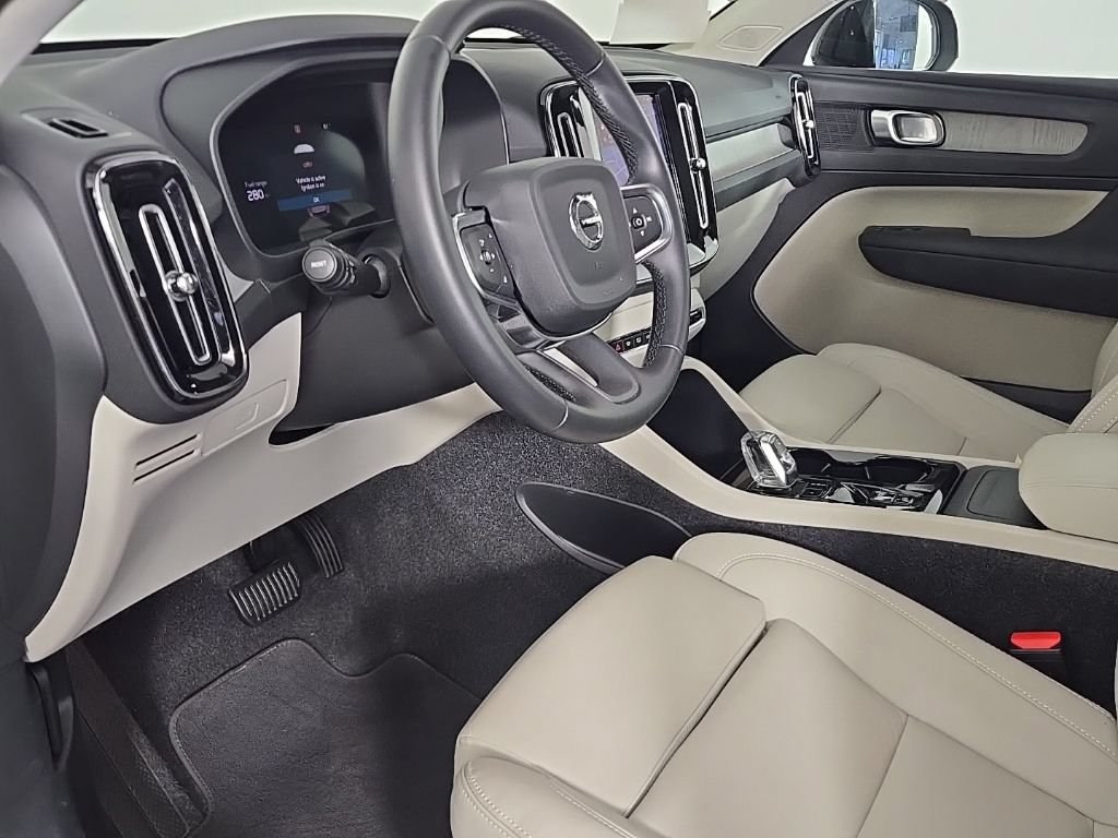 Certified 2026 Volvo XC40 B5 Plus AWD/4WD image 22