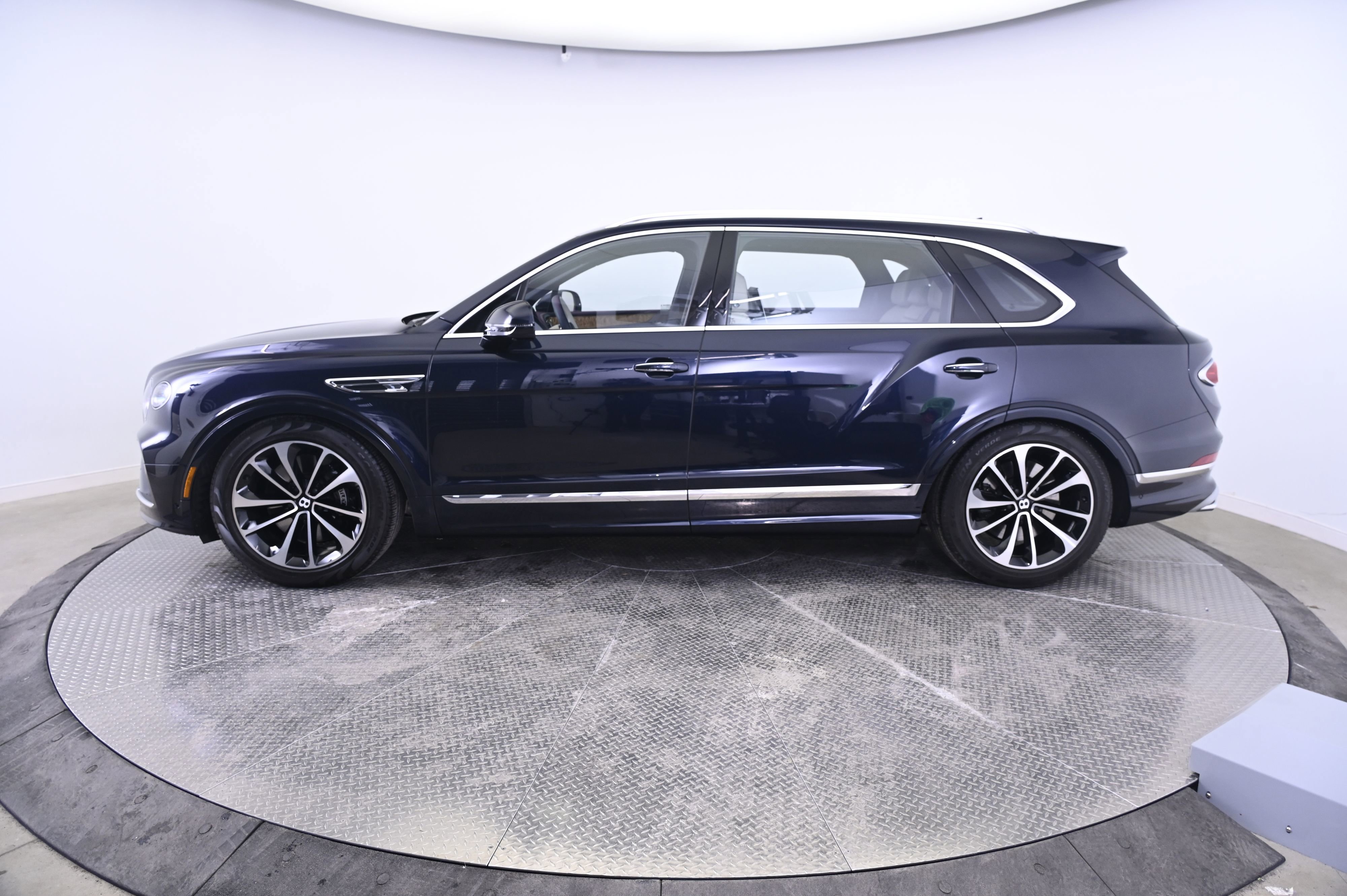Used 2024 Bentley Bentayga Extended Wheelbase image 2