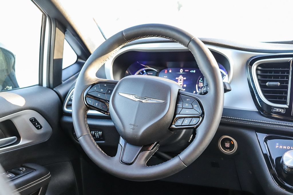 Used 2024 Chrysler Pacifica Limited FWD image 17
