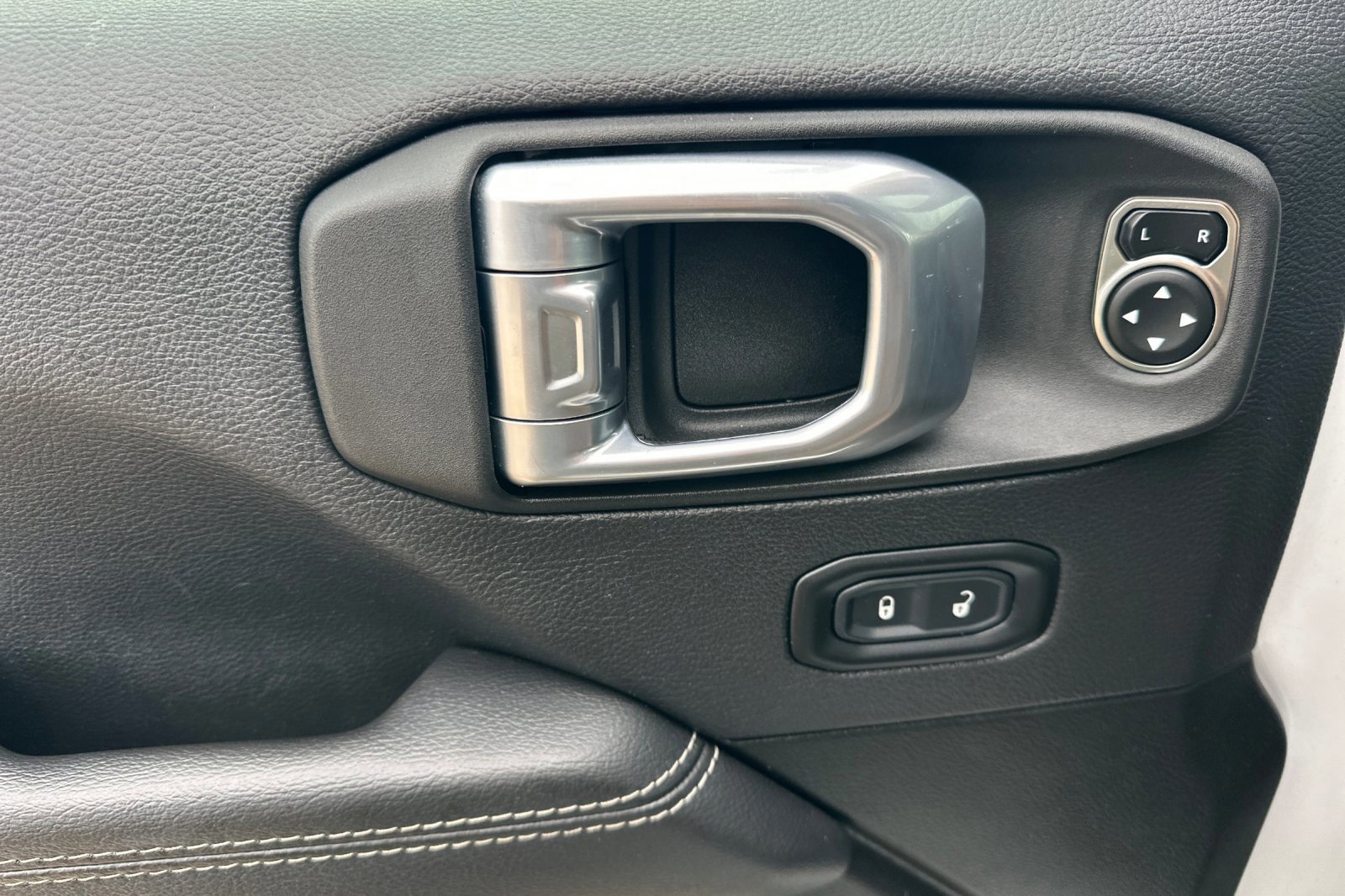 Used 2022 Jeep Wrangler Unlimited Sahara image 11