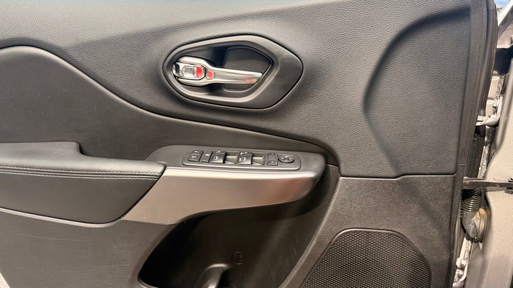Used 2019 Jeep Cherokee Latitude Plus w/ Comfort/Convenience Group FWD image 24