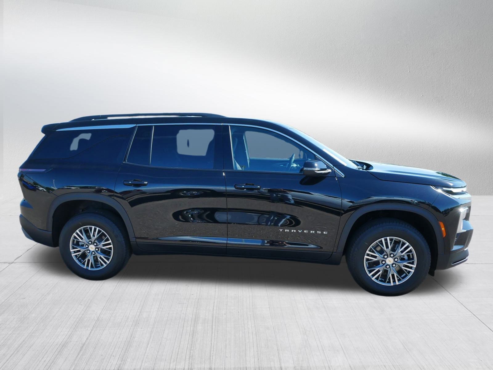 Used 2025 Chevrolet Traverse LT image 8