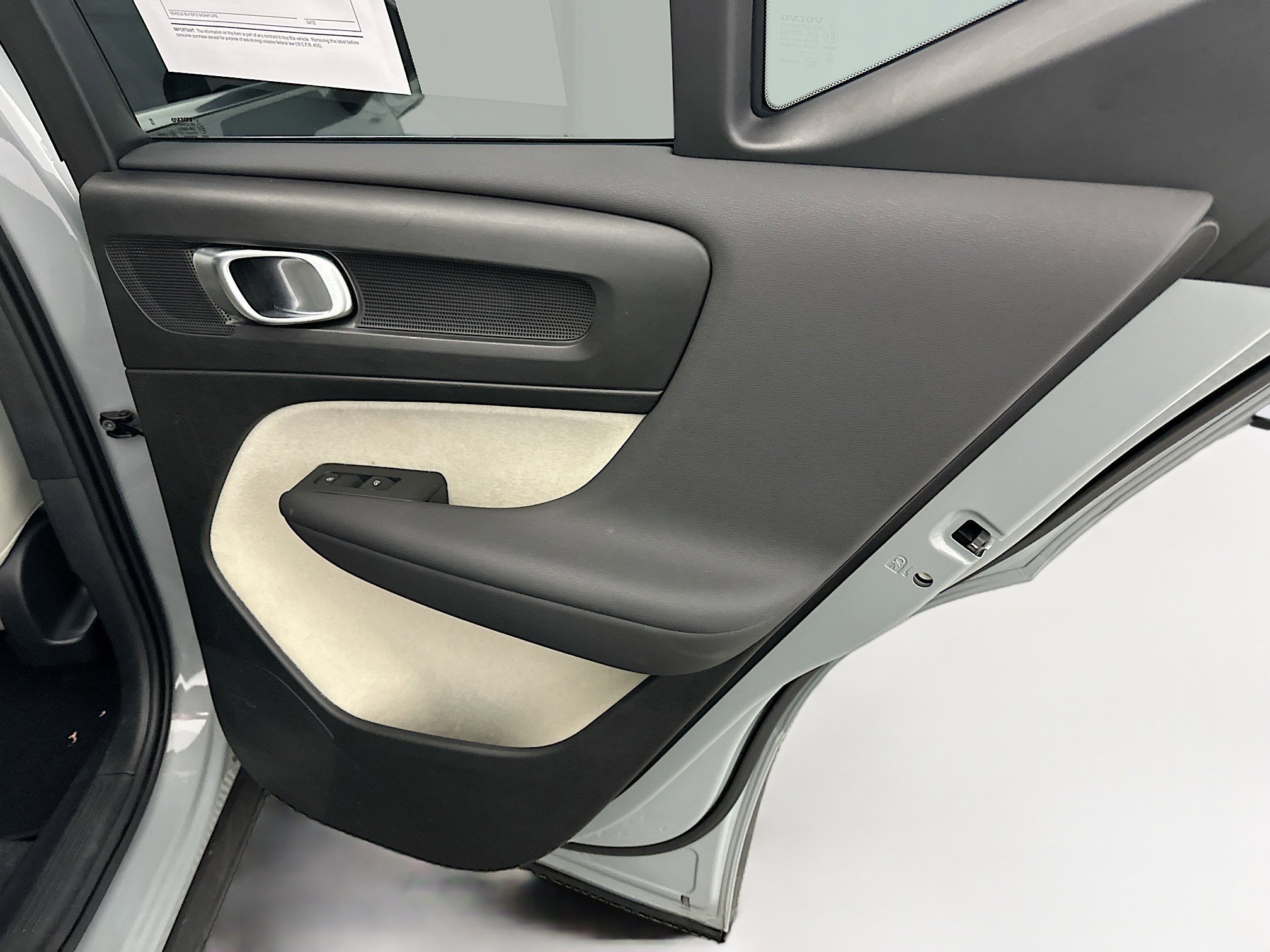 Used 2024 Volvo XC40 B5 Plus image 33