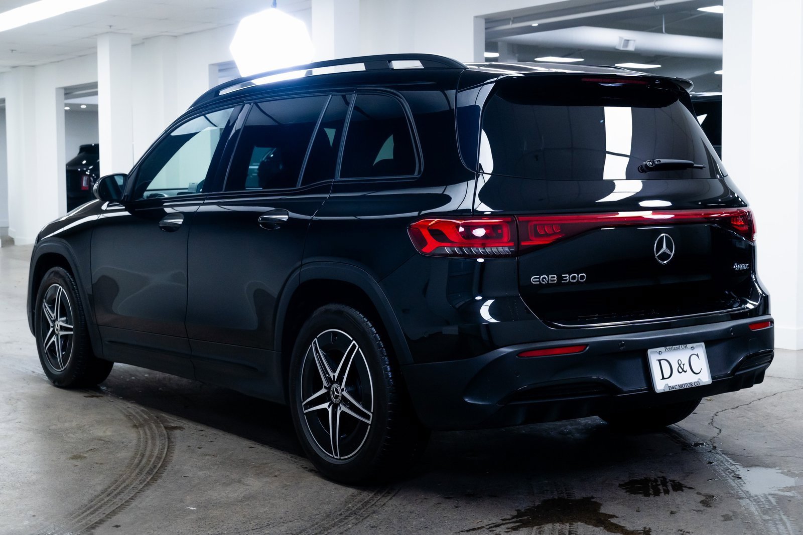 Used 2023 Mercedes-Benz EQB 300 4MATIC image 4