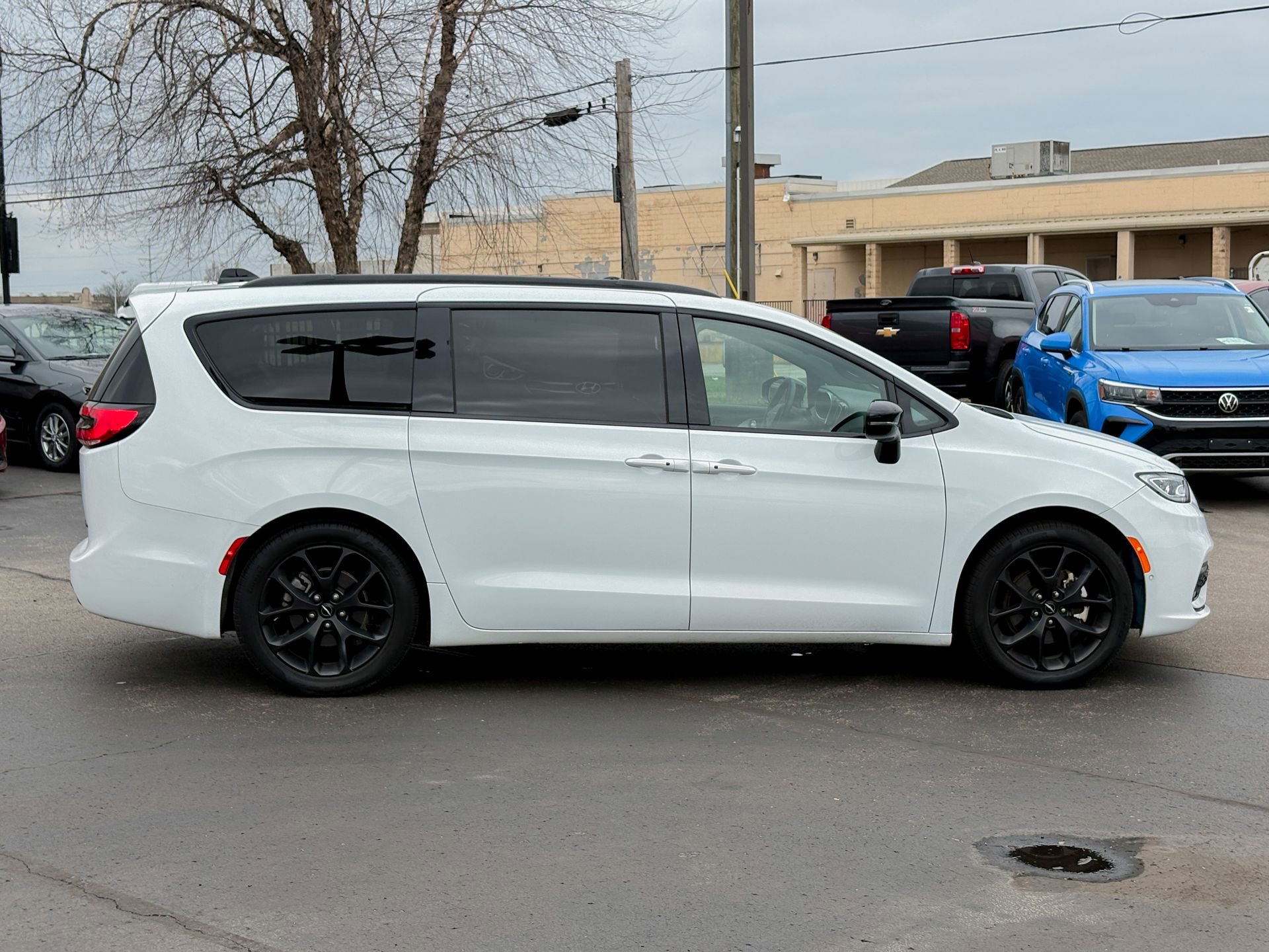 Used 2025 Chrysler Pacifica Limited image 9