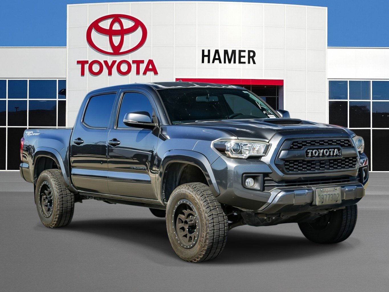 Used 2017 Toyota Tacoma TRD Sport w/ Tow Package RWD image 1