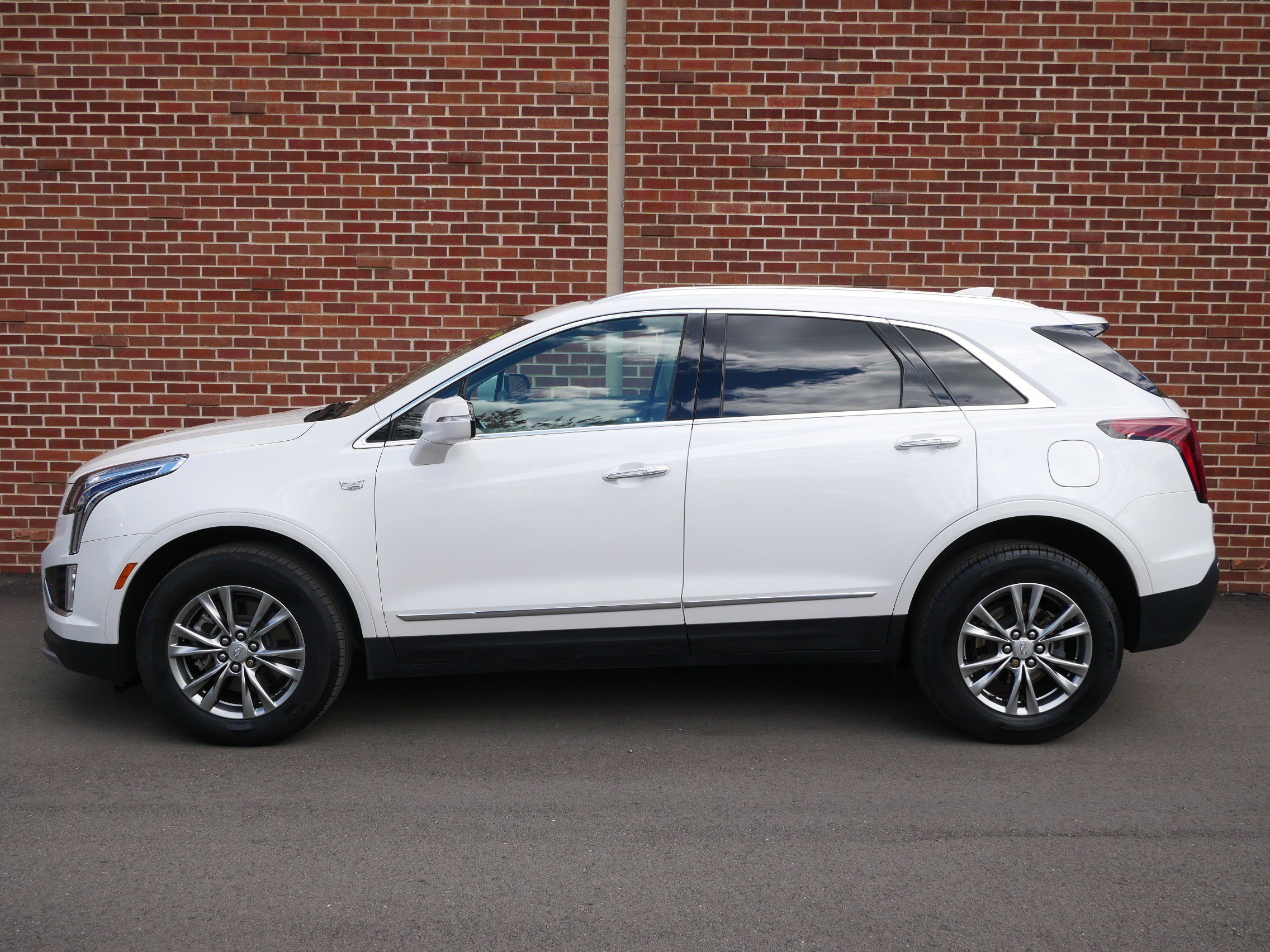 Certified 2022 Cadillac XT5 Premium Luxury w/ LPO, Floor Liner Package AWD/4WD image 2