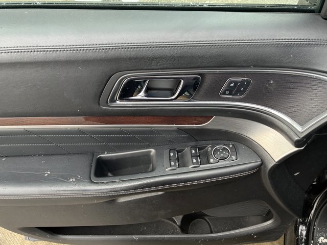 Used 2017 Ford Explorer Platinum image 12