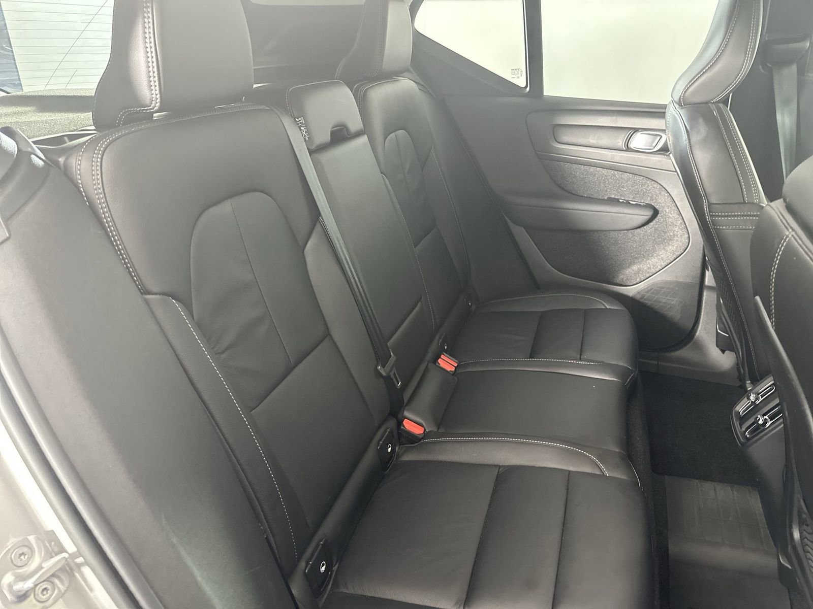 Used 2023 Volvo XC40 B5 Core image 28