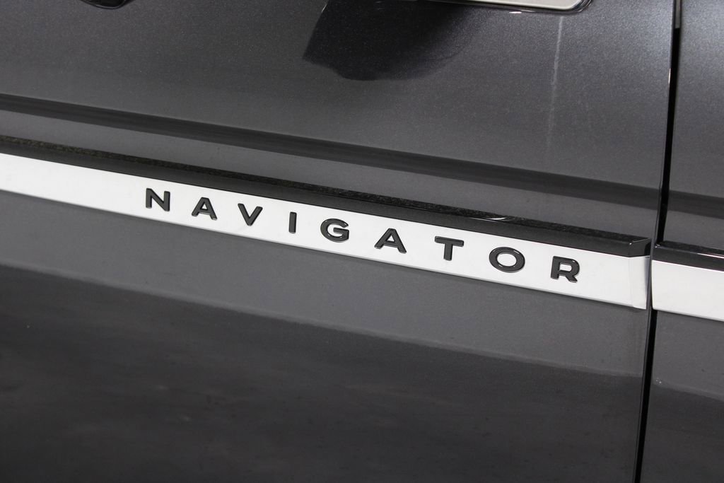 Used 2025 Lincoln Navigator Reserve AWD/4WD image 12
