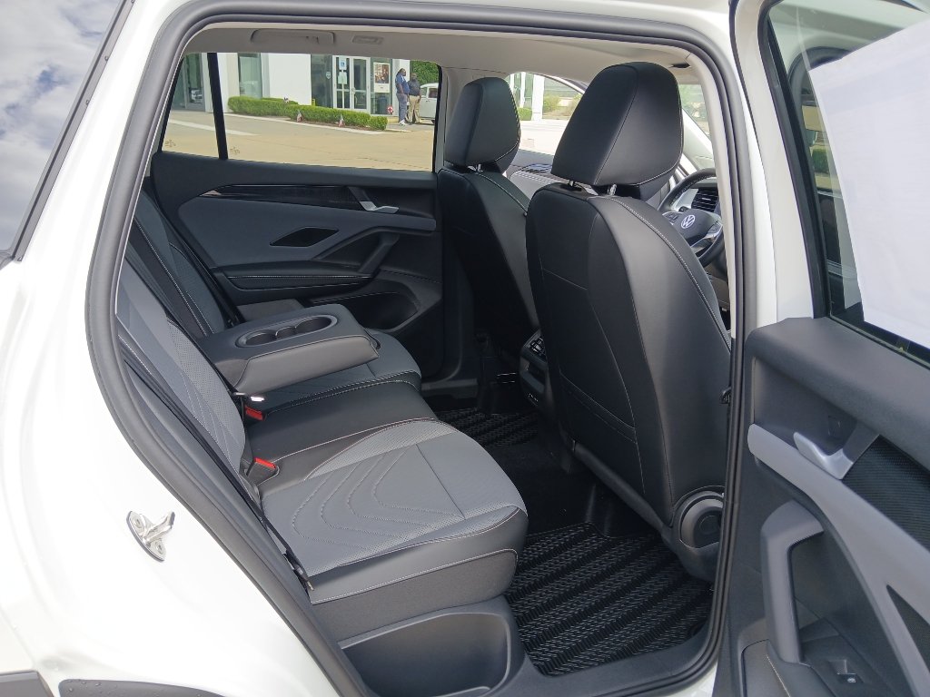New 2026 Volkswagen Tiguan SE FWD image 22