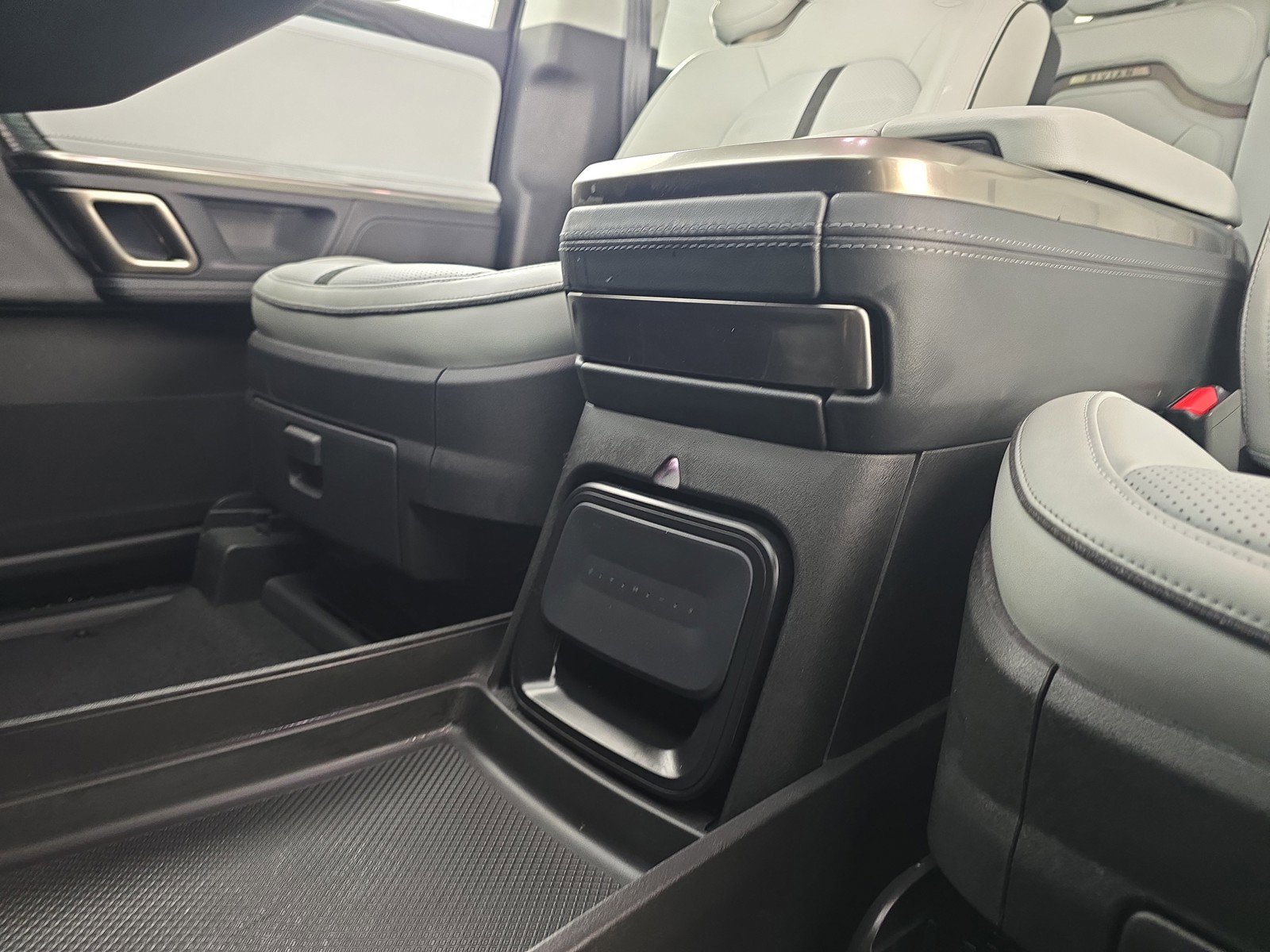 Used 2024 Rivian R1S Adventure AWD/4WD image 33