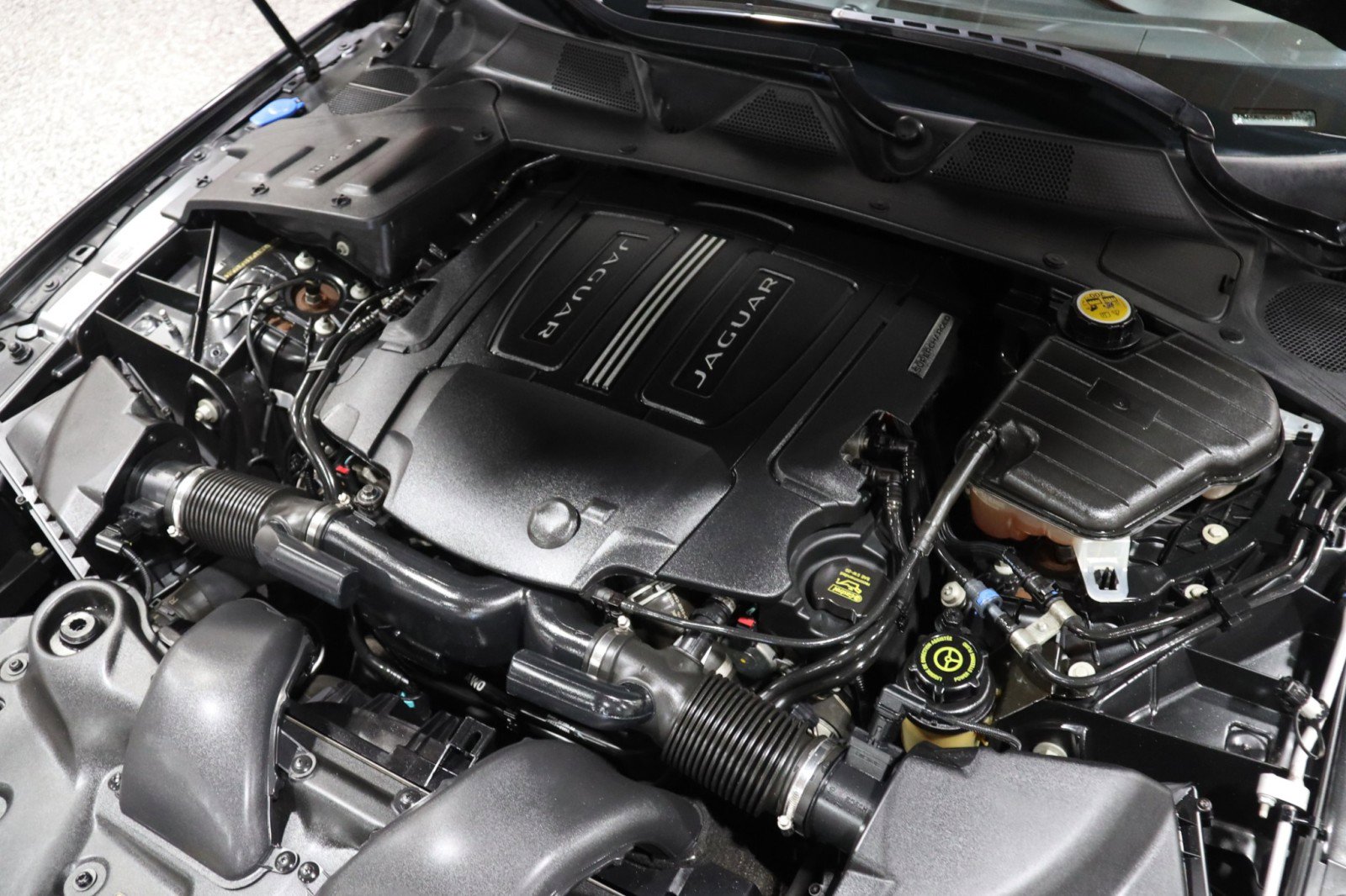 Used 2014 Jaguar XJ L Portfolio image 16