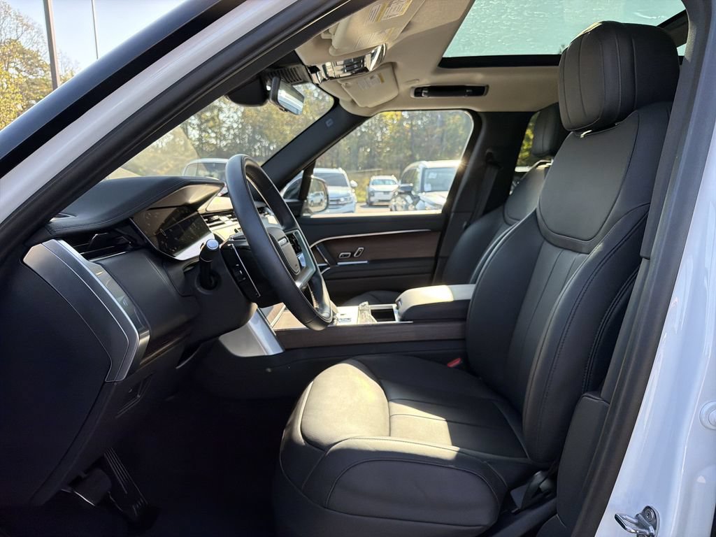 Used 2025 Land Rover Range Rover SE AWD/4WD image 3