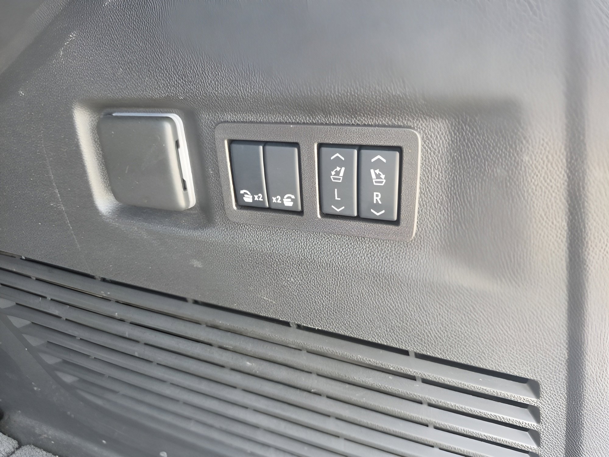 Used 2024 Chevrolet Tahoe Z71 w/ Luxury Package image 9