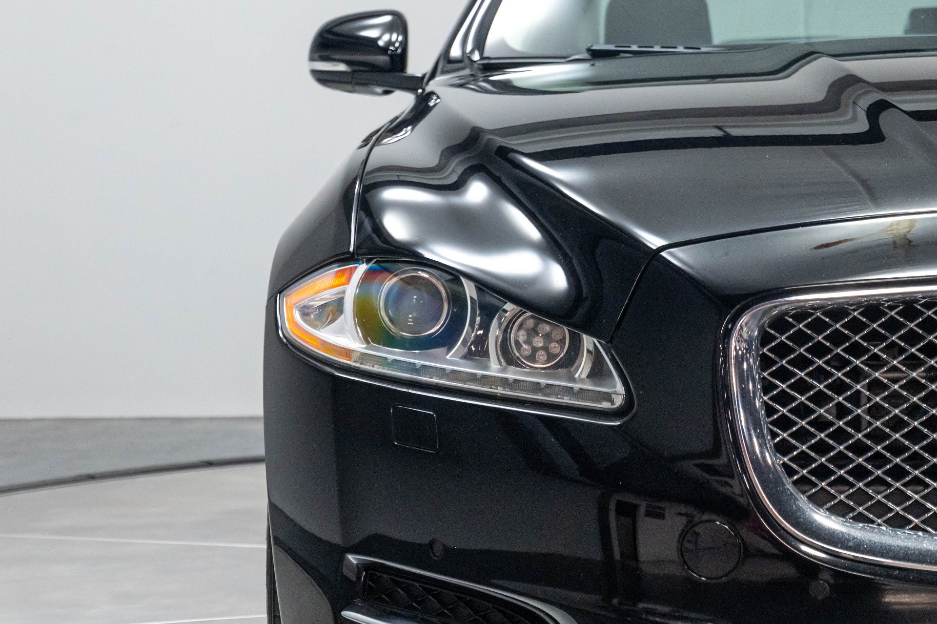 Used 2013 Jaguar XJ AWD image 46