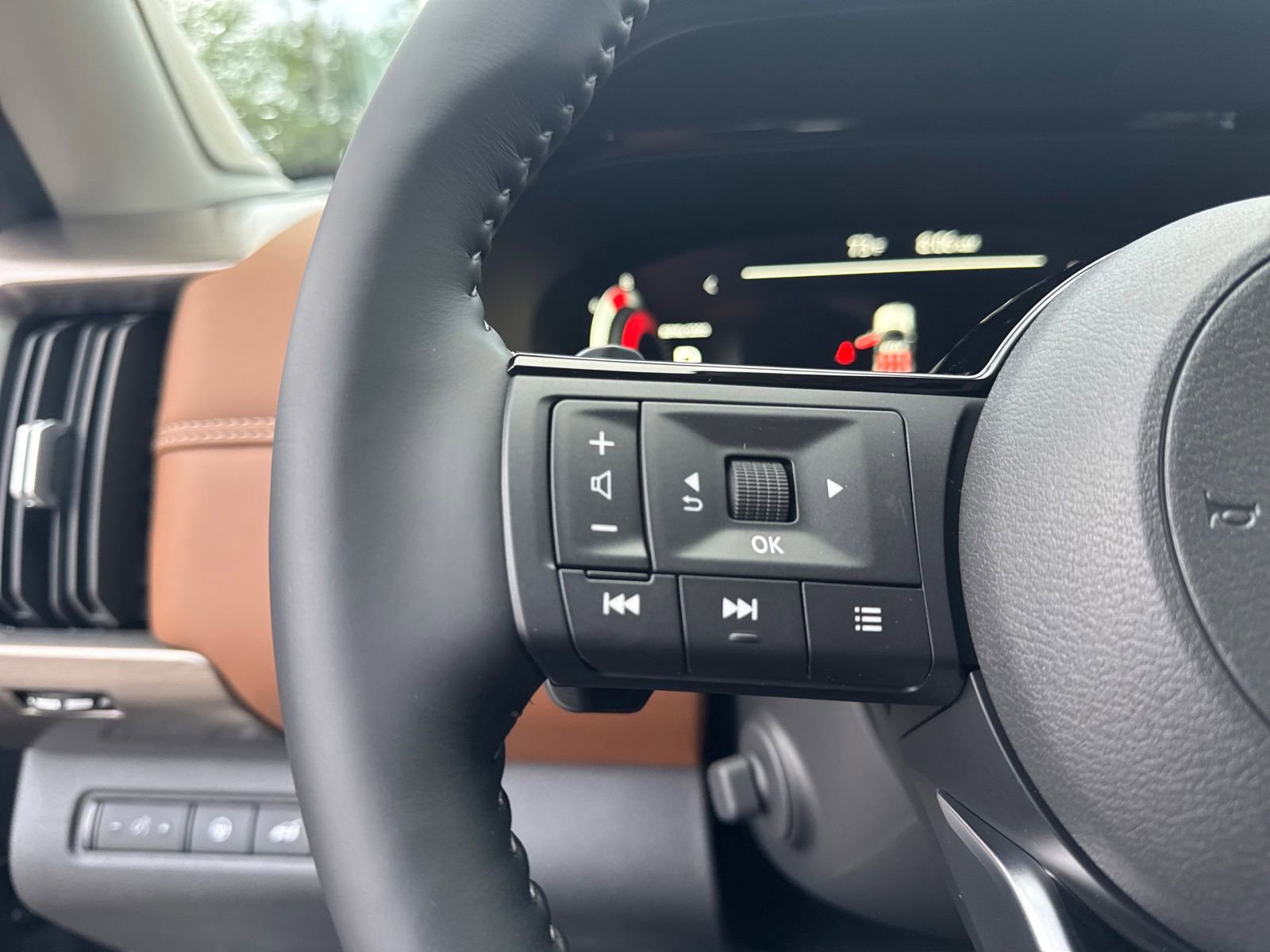 New 2025 Nissan Pathfinder Platinum w/ Black Appearance Package image 17