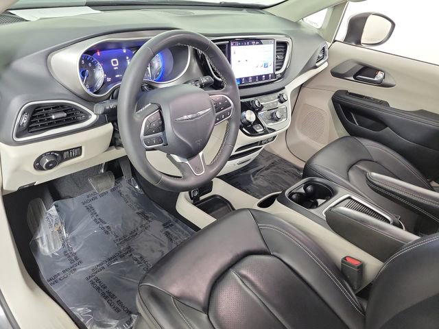 Used 2023 Chrysler Pacifica Touring-L FWD image 18