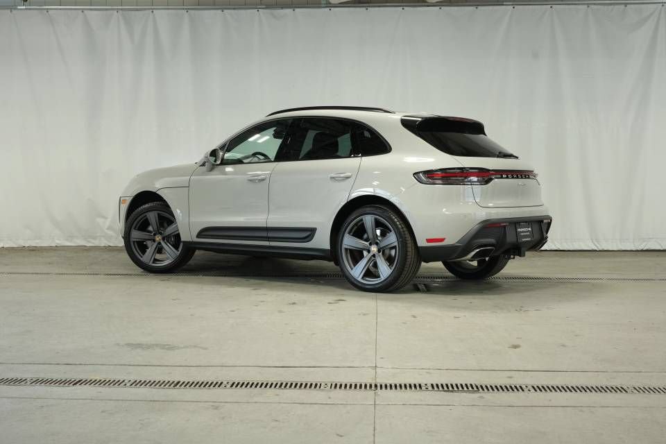 Certified 2026 Porsche Macan AWD/4WD image 3