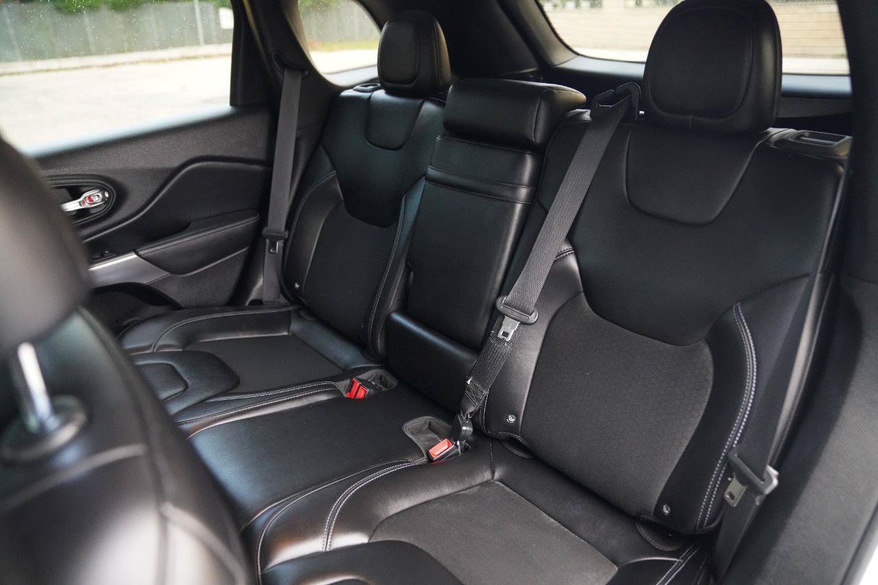 Used 2019 Jeep Cherokee Latitude Plus w/ Cold Weather Group AWD/4WD image 27