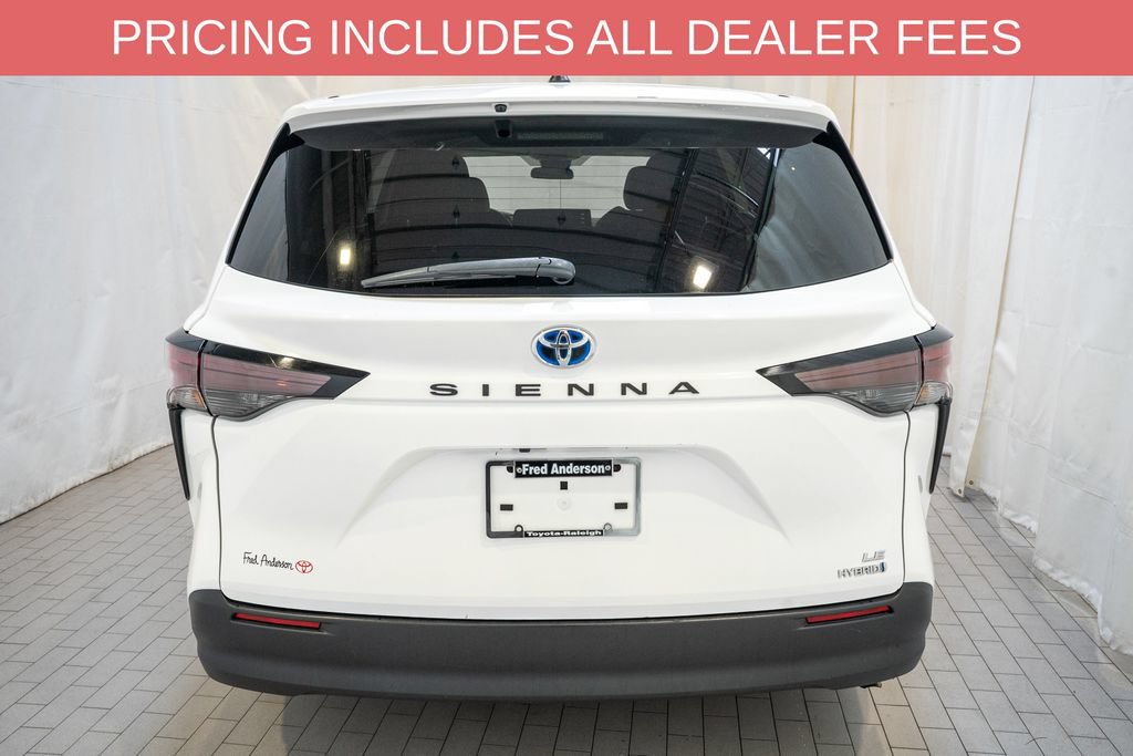 Used 2024 Toyota Sienna LE FWD image 4