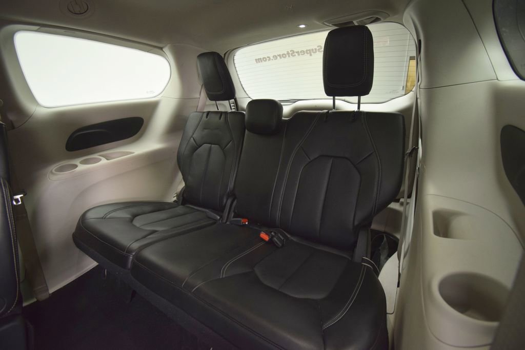 Used 2024 Chrysler Pacifica Touring-L image 16