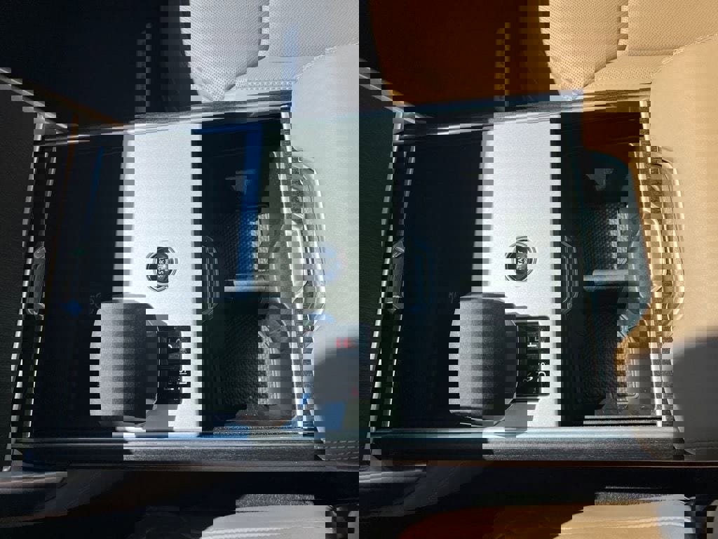 New 2025 Land Rover Range Rover SE image 24