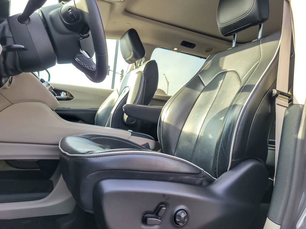 Used 2023 Chrysler Pacifica Limited image 7
