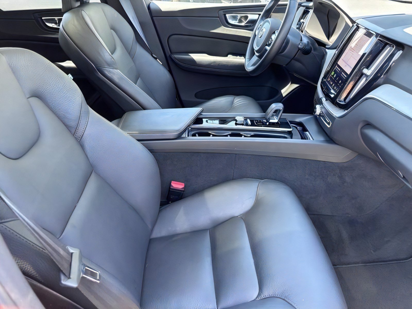Used 2025 Volvo XC60 B5 Plus AWD/4WD image 11