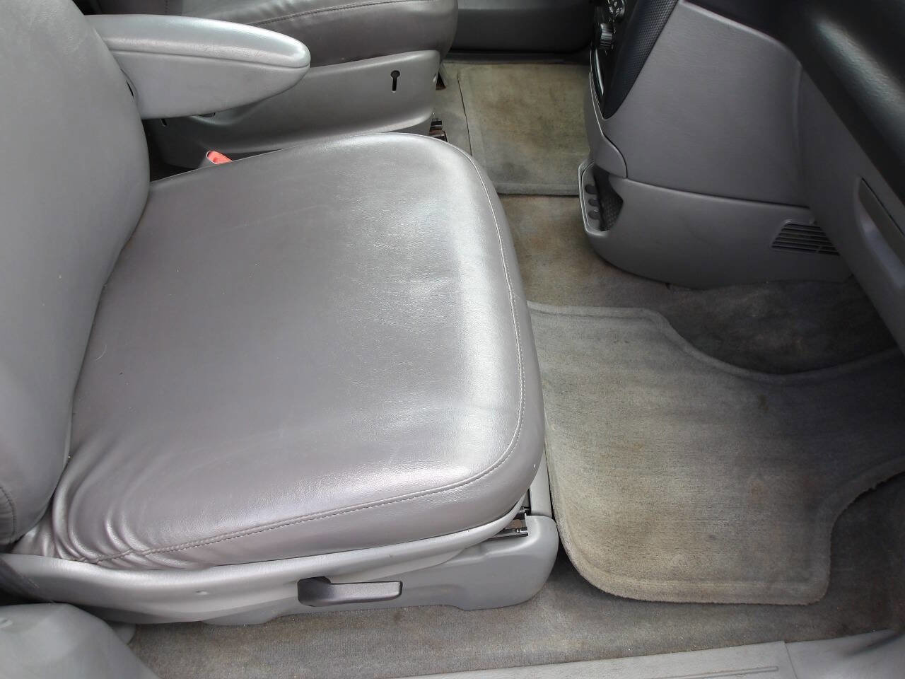 Used 2005 Dodge Caravan SXT w/ Popular Equipment Group image 17