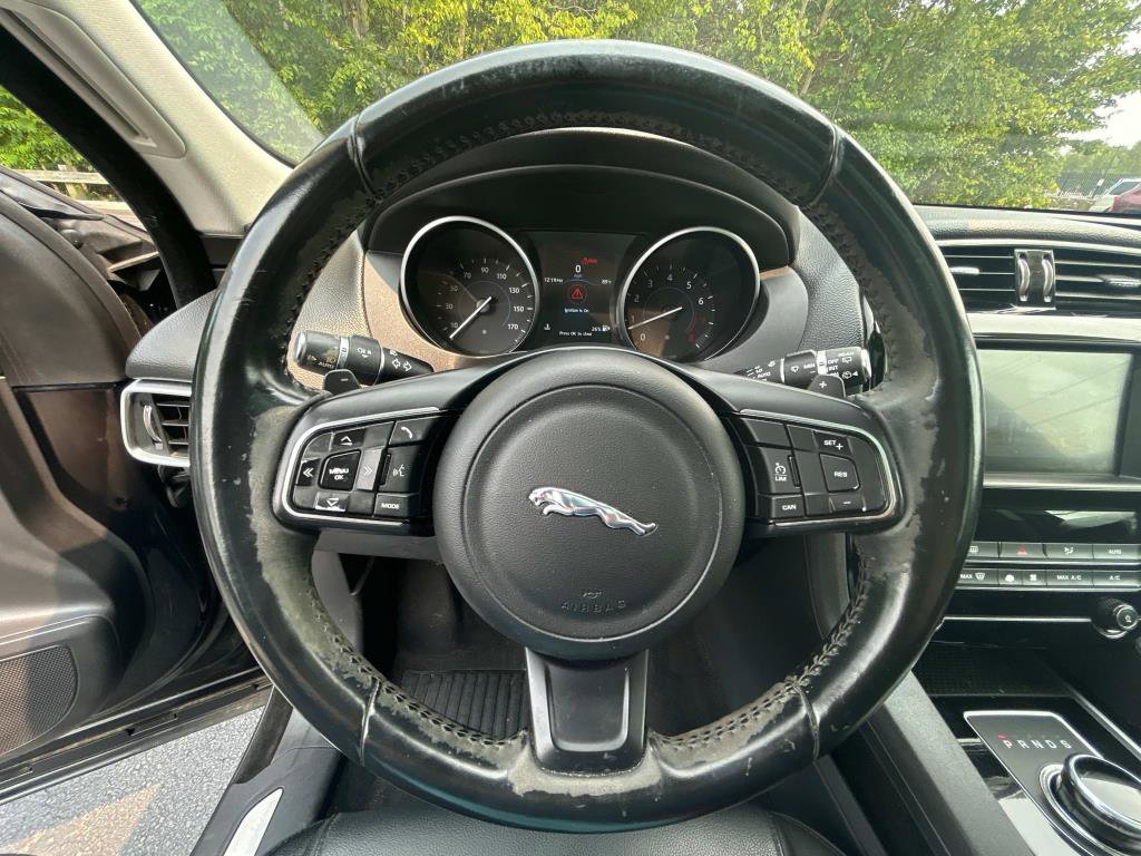 Used 2017 Jaguar F-PACE Premium image 25
