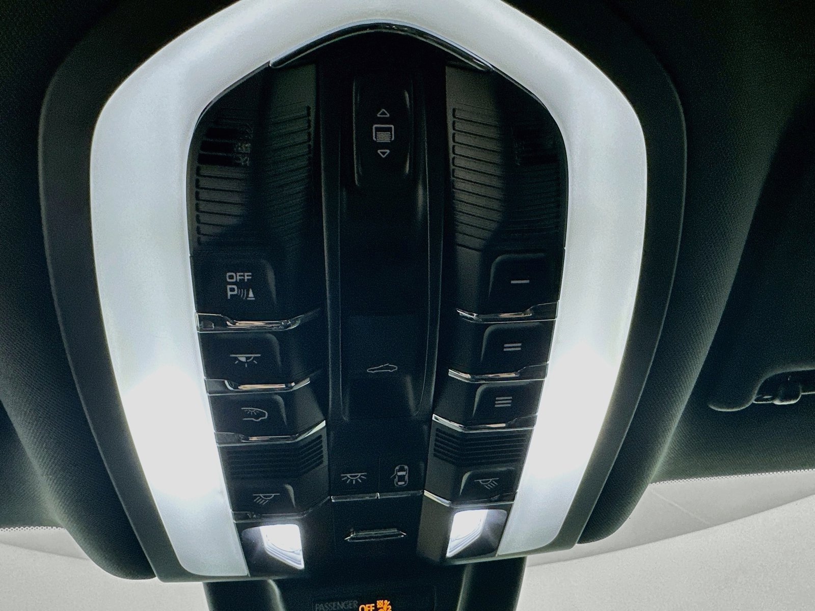 Certified 2022 Porsche Macan AWD/4WD image 32