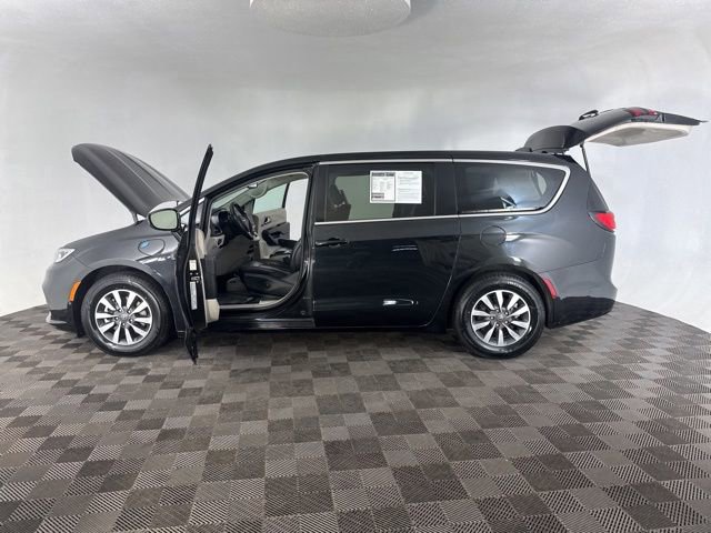 Used 2022 Chrysler Pacifica Touring-L w/ Uconnect Theater Family Group image 9