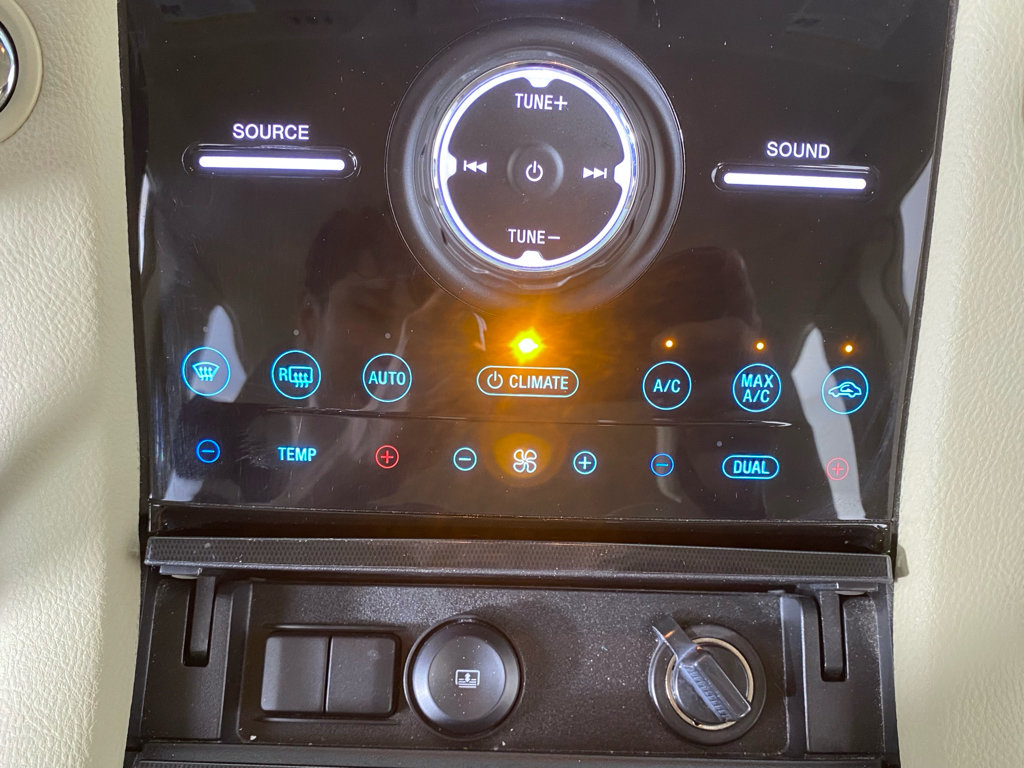Used 2015 Ford Taurus Limited w/ Equipment Group 301A FWD image 25