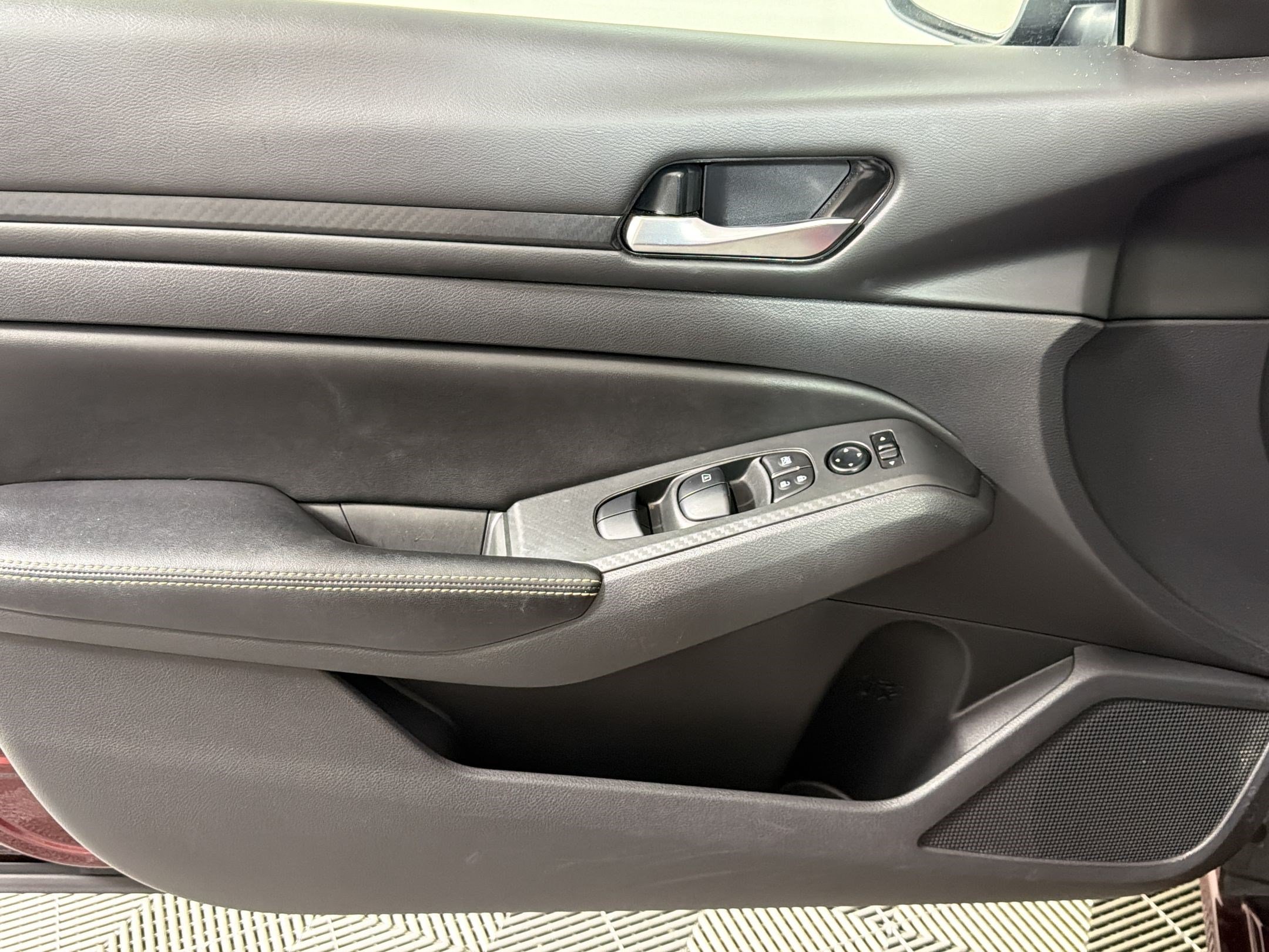 Used 2024 Nissan Altima 2.5 SV FWD image 11
