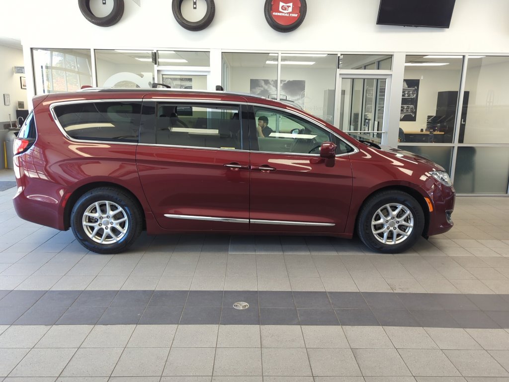 Used 2020 Chrysler Pacifica Touring-L FWD image 8