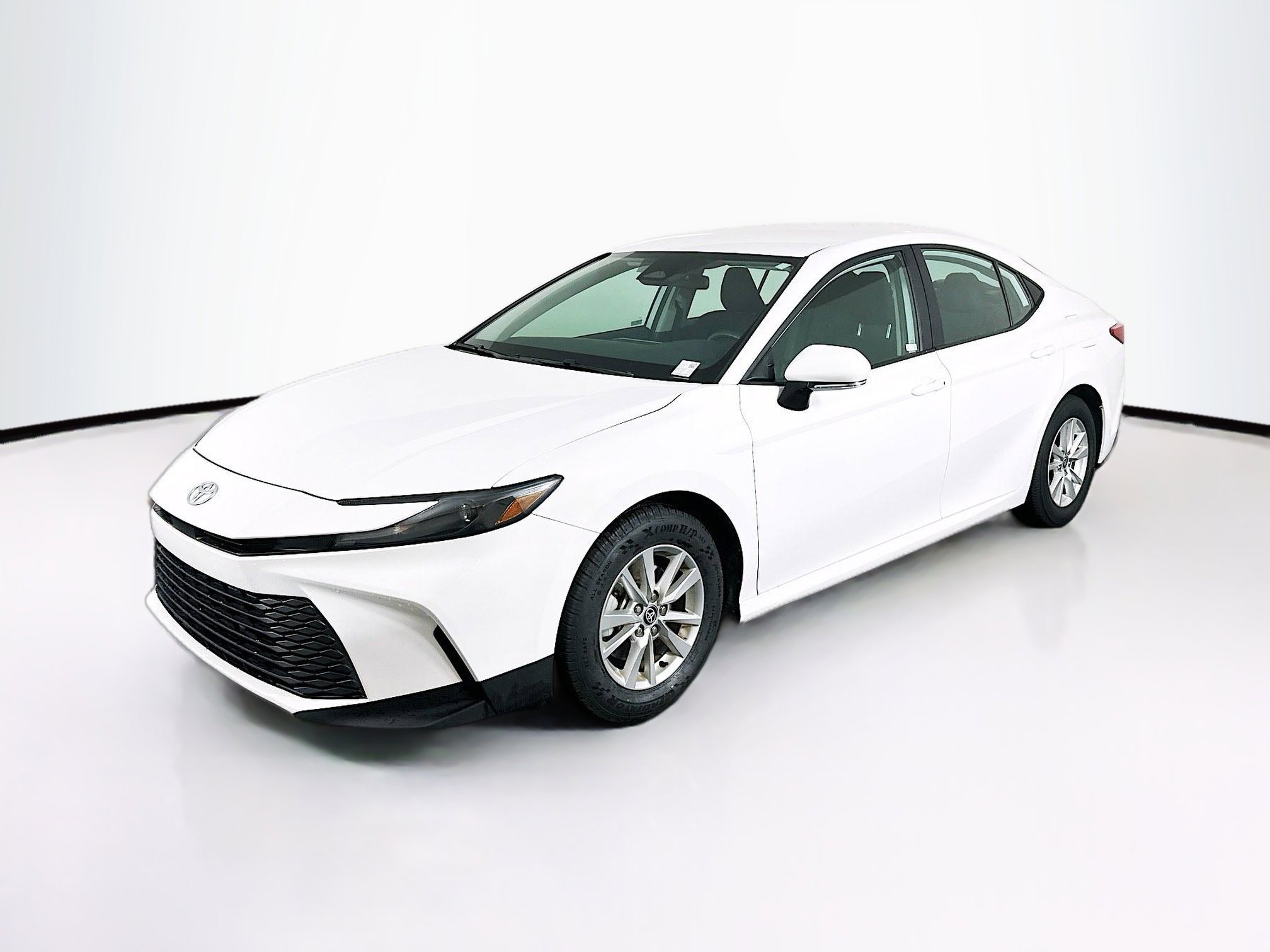 Used 2025 Toyota Camry LE image 3