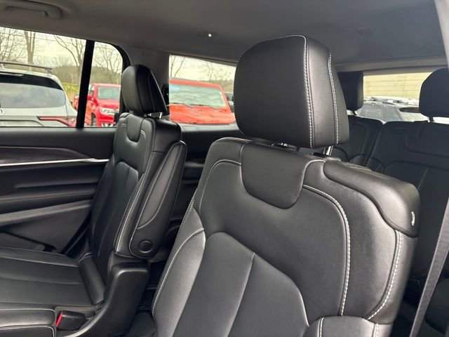 Used 2023 Jeep Grand Cherokee L Limited w/ Black Appearance Package image 10