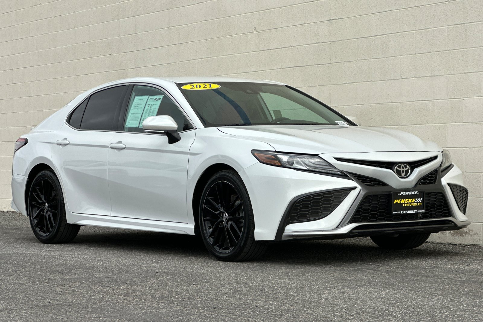 Used 2021 Toyota Camry XSE w/ Carpet Mat Package (TMS) FWD image 2