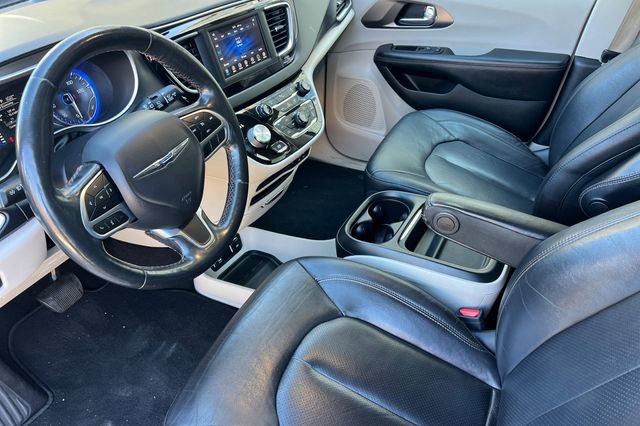Used 2020 Chrysler Pacifica Touring-L image 10