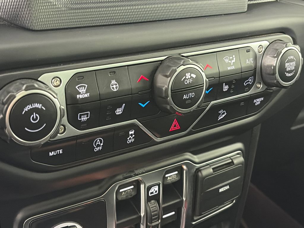 Used 2018 Jeep Wrangler Unlimited Sahara w/ Cold Weather Group AWD/4WD image 21